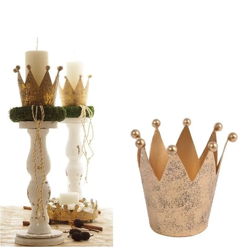 Kerzenständer Vintage weihnachtlich dekoriert mit Krone